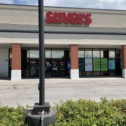 Savers - The front of the store from the parking lot