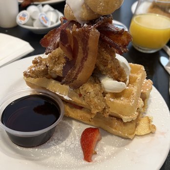 Maple Leaf Diner - Chicken, Bacon & Waffles - American Near Me - Dallas, Texas