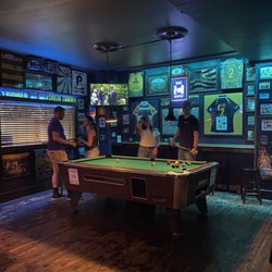 Mutt's Sunnyside - Pool table