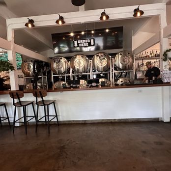 Mucho Aloha Brewhouse - Barefoot - Brewpubs Near Me - Koloa, Hawaii