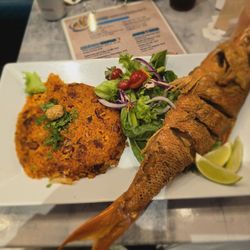 La Cueva del Mar - Este plato incluye pescado cartucho con arroz mamposteao. ¡El sabor era increíble!
