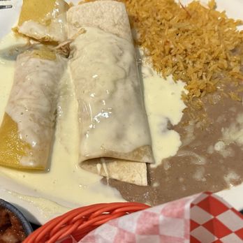 El Tapatio - Chicken Burrito and Enchilada, Rice and Beans. - Mexican Near Me - Ardmore, Oklahoma