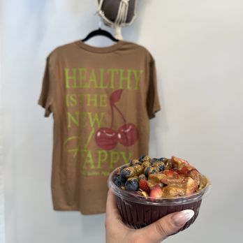 Flyfuel Food - Midtown - Very Berry açaí bowl - Salad Near Me - Miami, Florida