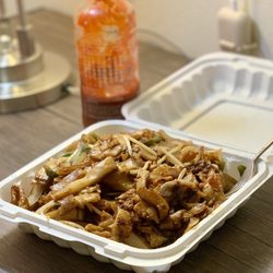Uncle Yu Restaurant 永康又一家 - 169. Chicken Chow Fun