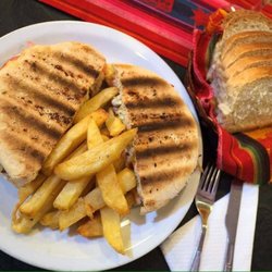La Comarca - Lomito: con mayonesa casera lechuga tomate jamón y mozzarella y Bife de ternera asado a la parrilla + porción de papas fritas naturales