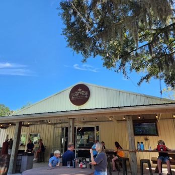 Low Tide Brewing - Outdoor seating area at Low Tide - Breweries Near Me - Johns Island, South Carolina