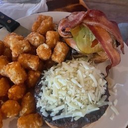 Cheeseburger with tater tots Cheeseburger with tater tots