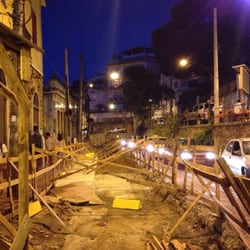 Santa Teresa - Rua Almirante Alexandrino próximo ao Largo dos Guimarães em Santa Teresa. Obras para o bonde.