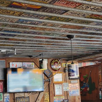 Ramshackle Cafe - the ceiling covered in license plates - American Near Me - Leesburg, Florida