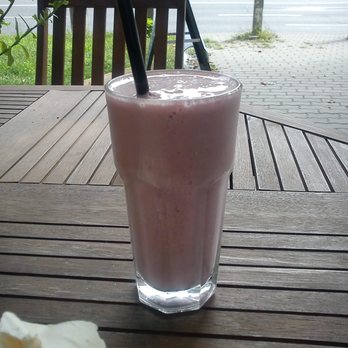 WakeCup Cafe - Koktajl truskawka i banan. 11zł - Cafes Near Me - Warsaw, MZ