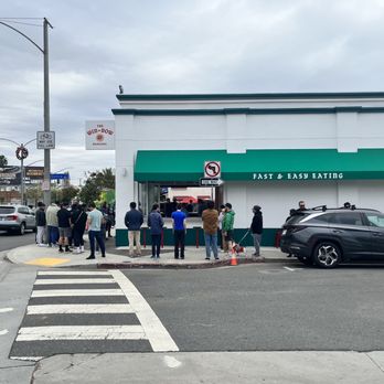 The Win-Dow Long Beach - Quickly growing line 12 minutes after opening on day 1. - Burgers Near Me - Long Beach, California