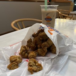 Quickly - Taiwan chicken nuggets (spicy) and coconut milk tea with boba.
