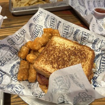 Willie's Grill & Icehouse - Texas Fried Chicken Club with Flaming Hot Cheet-O Tots - American Near Me - Pearland, Texas