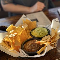 Wild Taco - Chips, guacamole and salsa