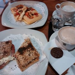 Ciabatta multicereal de jamón crudo, mozzarella y tomates secos, focaccia de mozzarella y tomates secos y café con leche.