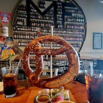Mellow Fellow - Look at the size of this pretzel! And I loved the dipping sauces. Super YUMMM! - American Near Me - Reno, Nevada