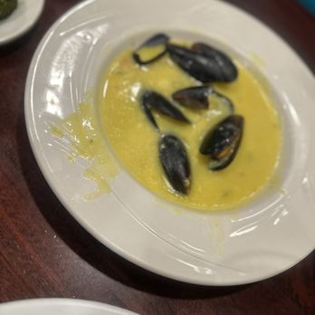 Hazelwood Inn - Mussels in garlic butter - New American Near Me - Baltimore, Maryland