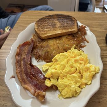 Smoke On The Water - Traditional breakfast - American Near Me - Charlevoix, Michigan