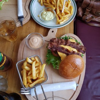 Rådhus Caféen - Burger med pommes frites - Cafes Near Me - Ebeltoft, 84 Rådhus Caféen - Burger med pommes frites - Cafes Near Me - Ebeltoft, 84