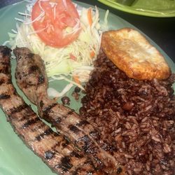 Rinconcito Nicaragua La Mamita Francis - Carne asada de res con gallo pinto, relleno nicaragüense, y queso frito.