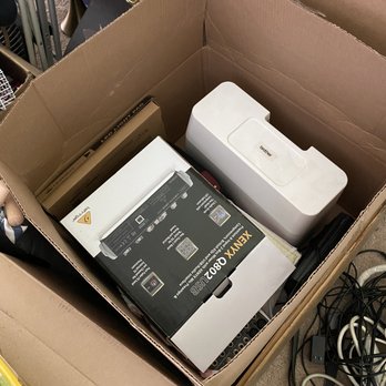 E Movers - Sewing machine with a handle boxed and placed on the TOP of the box. It's not light and is damaging the items below it. - Movers Near Me - Westlake Village, California E Movers - Sewing machine with a handle boxed and placed on the TOP of the box. It's not light and is damaging the items below it. - Movers Near Me - Westlake Village, California