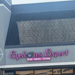 Eyebrows Expert - Front doors and sign