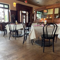 Ted's Montana Grill - Tables