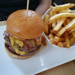 Burger House - BBQ Burger mit normalen, nicht Handcut, Pommes