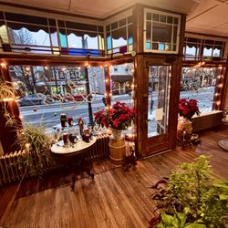 Lee’s Chocolates & Souvenirs