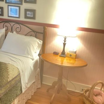 Fullerton Inn - Room - Bed & Breakfast Near Me - Chester, Vermont Fullerton Inn - Room - Bed & Breakfast Near Me - Chester, Vermont