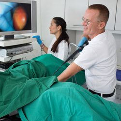 Dres. Michael Fedel und Dirk Thyselius - Dr. Fedel im Untersuchungsraum