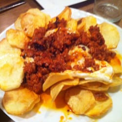 Huevos rotos con picadillo