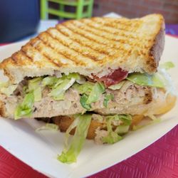 Lowhaa - Tuna sandwich