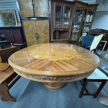 Meubles Grand Berger - Meubles Grand Berger beautiful dining room table for sale needing top affixed to pedestal - Furniture Stores Near Me - Montreal, Quebec Meubles Grand Berger - Meubles Grand Berger beautiful dining room table for sale needing top affixed to pedestal - Furniture Stores Near Me - Montreal, Quebec