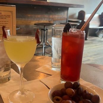 Tooker Alley - Gin coctail and 4 and 20 bourbon coctail - Lounges Near Me - Brooklyn, New York