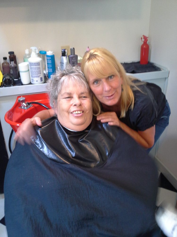 D R Sudz Hair & Tanning Salon Logo