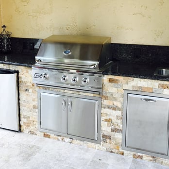 Estate Green Plans - an outdoor kitchen with stainless steel appliances - Landscaping Near Me - Houston, Texas