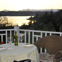 Liberty Bay Guest House - A romantic sunset dinner for two is always welcome on the deck.
