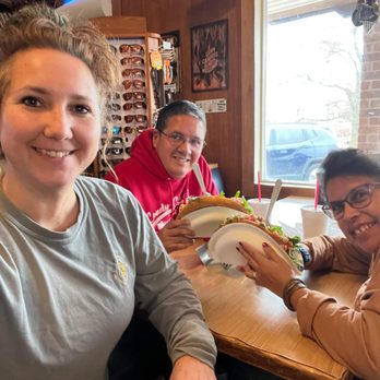 Captain's Corner - Burgers Near Me - Smithville, Missouri