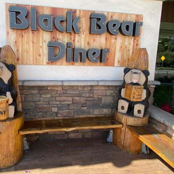 Black Bear Diner Fullerton - Benches in waiting area out front - American Near Me - Fullerton, California