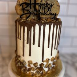 House Of Sweetz - Chocolate chip cake, cookie dough flavored buttercream,topped with fresh baked chocolate chip cookies and drizzled with chocolate.