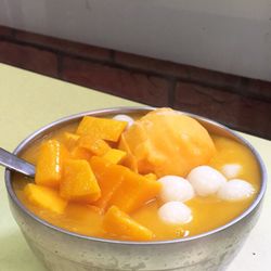 明記甜品 - Mango with mango ice cream and glutinous balls in mango soup (44HKD)
