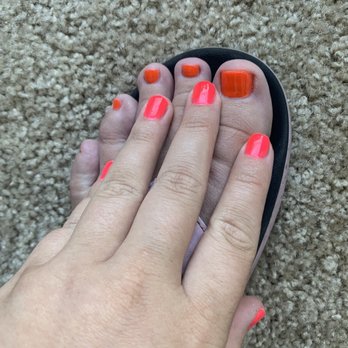 Nails 2000+ - Mismatched colors-- were supposed to be the same! - Nail Salons Near Me - San Diego, California