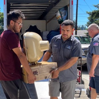 Budget Movers - Gilbert and Joel took care of my vintage swivel TV very carefully. - Movers Near Me - Beaverton, Oregon Budget Movers - Gilbert and Joel took care of my vintage swivel TV very carefully. - Movers Near Me - Beaverton, Oregon