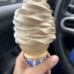 Coffee and maple syrup twist creemie (softserve)