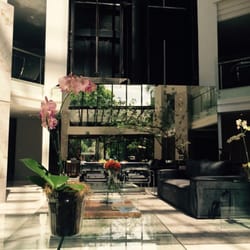 Radisson - Nice lobby - they offer a free drink to the guests too