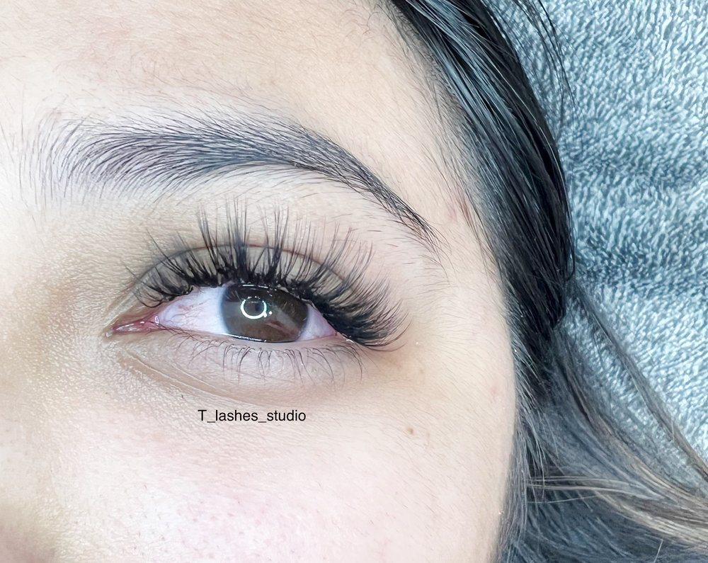 Tlashes Logo