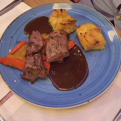 Jedermann - Bio-Schweinefilet an Kartoffelgratin, Karotten-Ingwergemüse und kräftiger Jus