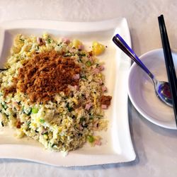 The One Restaurant - 夏威夷炒飯 $22.88  炒飯的材料有菠蘿粒、火腿和蛋，份量超大也很有鑊氣，飯粒分明味道咸淡適中，非常好吃