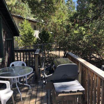 Idyllwild Vacation Cabins - Oak Tree cabin back patio - Vacation Rental Agents Near Me - Idyllwild, California